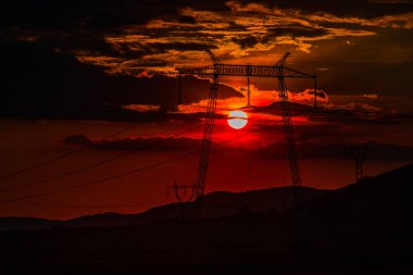 gökyüzü ve elektrik direkleri parlak günbatımı