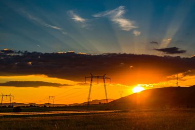 görkemli turuncu günbatımı gökyüzü ve tepeler ile iletim Polonyalılar, gökyüzü güzellik