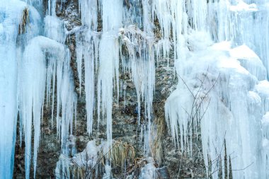 Kışın donmuş şelale buz sarkıtları 