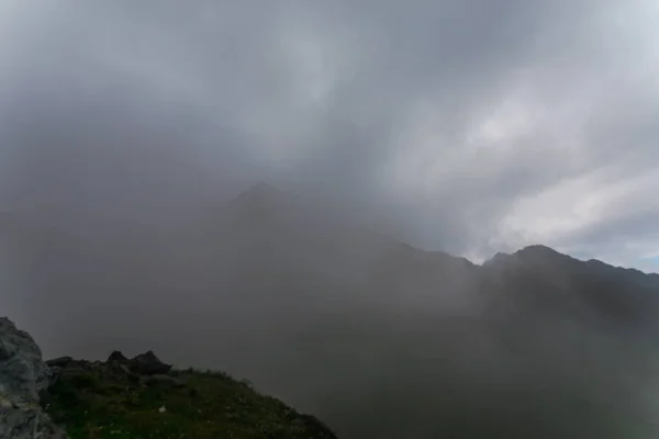 Nuvens Cinza Atmosfera Acima Pico Montanha — Fotografia de Stock