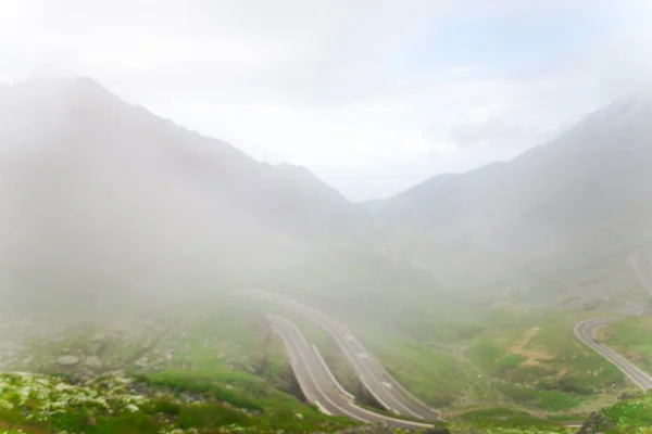 Transfagarashan Higway Montagne Erba Verde Con Strade Curve Nuvole — Foto Stock