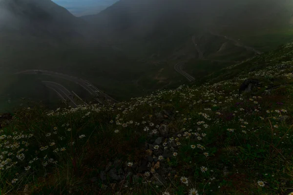 Ночь Трансфагарашан Хайгуэй Зеленые Травяные Горы — стоковое фото