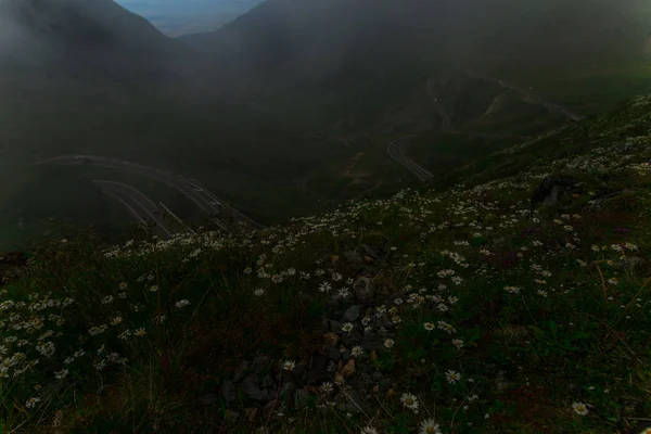 Noite Transfagarashan Higway Montanhas Grama Verde — Fotografia de Stock