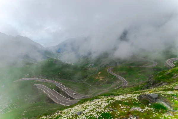 Transfagarashan Higway Zöld Hegyek Utak Felhők — Stock Fotó