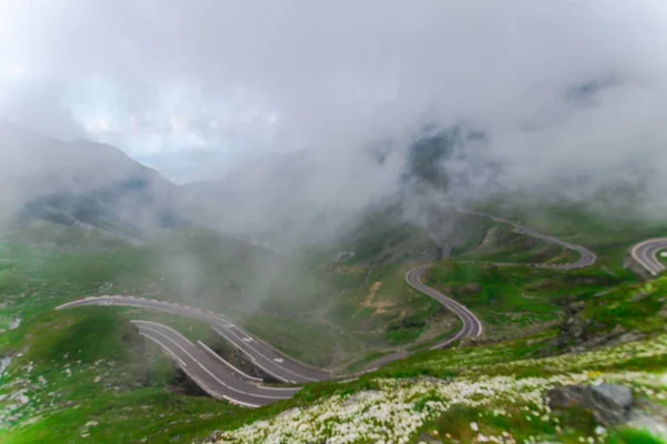 Transfagarashan Higway Montagne Erba Verde Con Strade Nuvole — Foto Stock