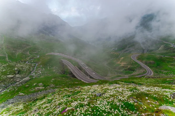 Transfagarashan Higway Montagne Erba Verde Con Strade Nuvole — Foto Stock