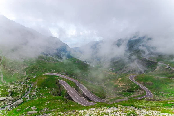 Verdes Montañas Hierba Con Caminos Nubes Transfagarashan Higway —  Fotos de Stock
