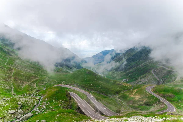 道路と Transfagarashan 高速道路上の雲山 — ストック写真