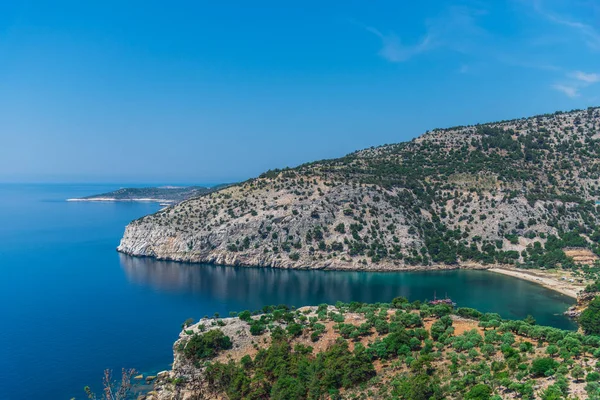 Kıyı görünümünü Akdeniz ve kayalar, Yunanistan.