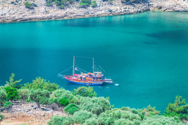 Kefalonia, Yunanistan - 11 Temmuz 2017: Fiskardo Körfezi'nde denizde tekne.