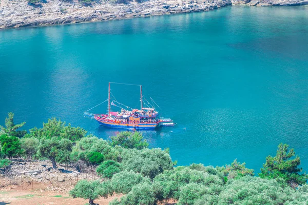 Kefalonia, Yunanistan - 11 Temmuz 2017: Fiskardo Körfezi'nde denizde tekne.