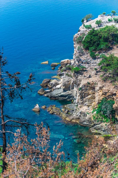 地中海和岩石的沿海看法 — 图库照片