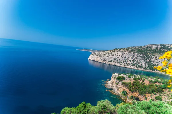 岩と青い空を背景 ギリシャ エーゲ海 — ストック写真