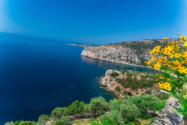 Kayalar ve mavi gökyüzü arka plan, Yunanistan Ege Denizi.