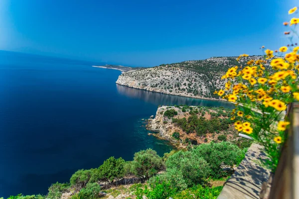 岩と青い空を背景 ギリシャ エーゲ海 — ストック写真