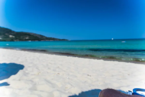 Immagine Sfocata Della Spiaggia Sabbiosa Dell Acqua Blu Del Mare — Foto Stock