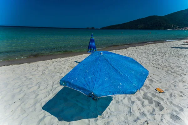 Spiaggia Mare Azzurro Mare Mediterraneo Con Spiaggia Sabbiosa Ombrelloni Blu — Foto Stock