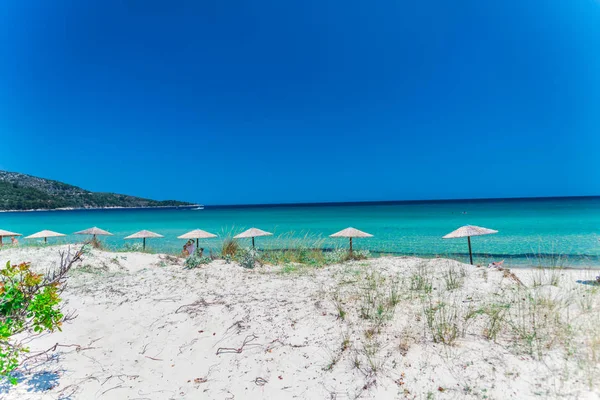 Řecko Pobřeží Pláže Modré Mořské Vody Slunečníky Pláž — Stock fotografie