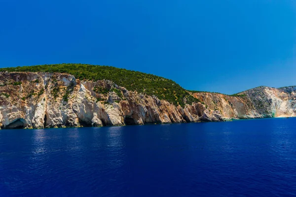 Grandi Rocce Con Mare Limpido Intorno — Foto Stock