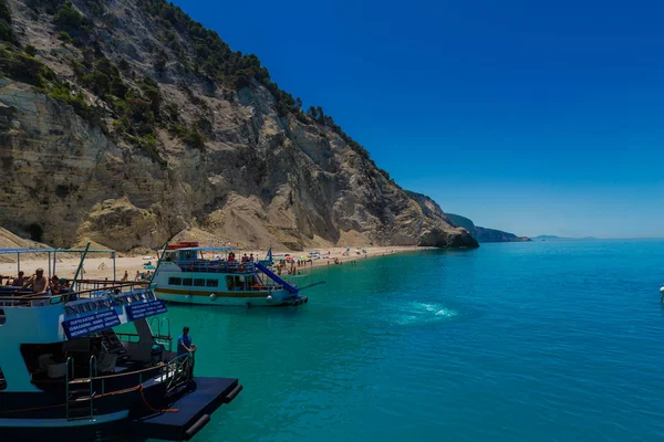 Deniz Suyu Ile Kumlu Plaj Rahatlatıcı Insanlar Tekne Gezisi — Stok fotoğraf