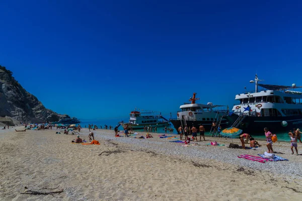 Deniz Suyu Ile Kumlu Plaj Rahatlatıcı Insanlar Tekne Gezisi — Stok fotoğraf