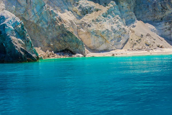 Vista Detalhe Penhasco Grande Com Mar Azul Claro Redor — Fotografia de Stock