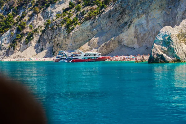 Okyanus Cruise Gemi Rahatlatıcı Ile Insanlar Plajda Kayalık Sahil — Stok fotoğraf