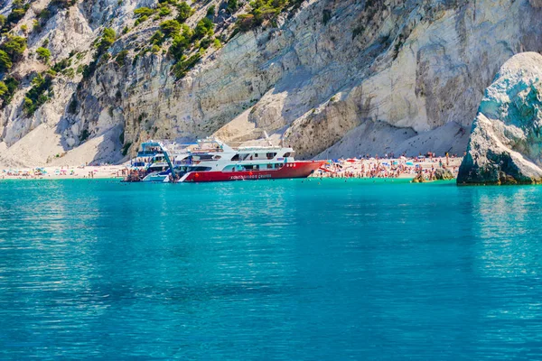 Água Oceano Navios Cruzeiro Com Pessoas Relaxantes Praia Costa Rochosa — Fotografia de Stock