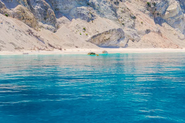 Detalle Vista Pie Gran Acantilado Con Mar Azul Claro Alrededor —  Fotos de Stock