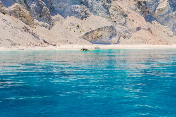 Detalle Vista Pie Gran Acantilado Con Mar Azul Claro Alrededor —  Fotos de Stock