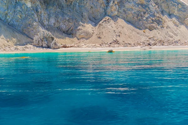 Detalle Vista Pie Gran Acantilado Con Mar Azul Claro Alrededor —  Fotos de Stock