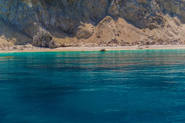 Detalle Vista Pie Gran Acantilado Con Mar Azul Claro Alrededor —  Fotos de Stock