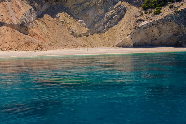 Detalle Vista Pie Gran Acantilado Con Mar Azul Claro Alrededor —  Fotos de Stock