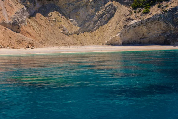 Vista Detalhe Penhasco Grande Com Mar Azul Claro Redor — Fotografia de Stock