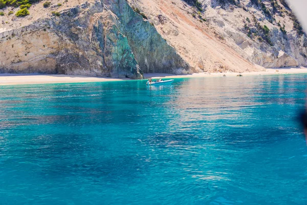 Agua Azul Del Océano Barco Flotante Con Gente Relajante —  Fotos de Stock