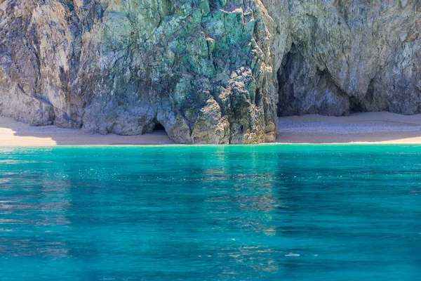 Vista Detalhe Penhasco Grande Com Mar Azul Claro Redor — Fotografia de Stock