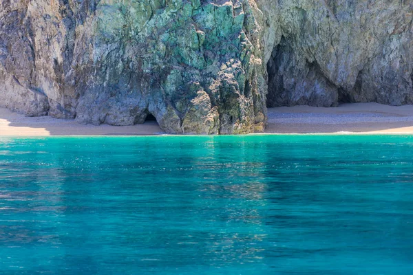 Vista Detalhe Penhasco Grande Com Mar Azul Claro Redor — Fotografia de Stock