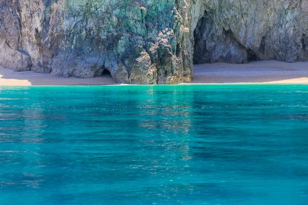 Vista Detalhe Penhasco Grande Com Mar Azul Claro Redor — Fotografia de Stock