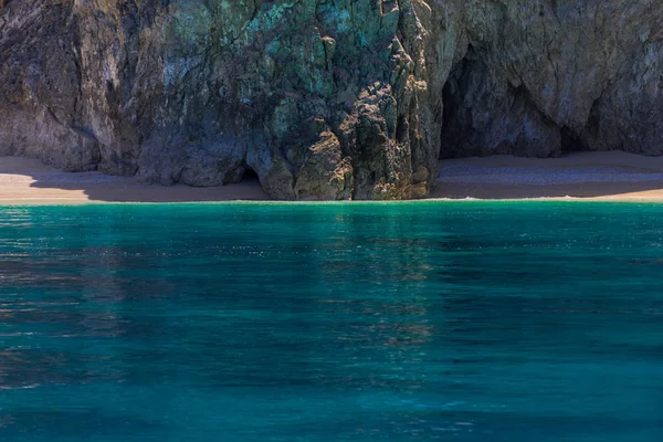 Detalle Vista Pie Gran Acantilado Con Mar Azul Claro Alrededor — Foto de Stock