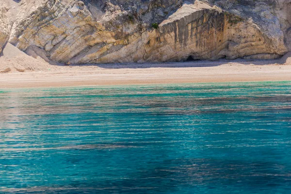 Detalle Vista Pie Gran Acantilado Con Mar Azul Claro Alrededor —  Fotos de Stock