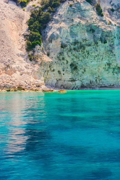 Pie Gran Acantilado Con Mar Azul Claro Alrededor — Foto de Stock