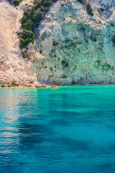 Pie Gran Acantilado Con Mar Azul Claro Alrededor — Foto de Stock