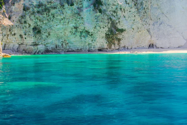 Penhasco Grande Com Mar Azul Claro Redor — Fotografia de Stock