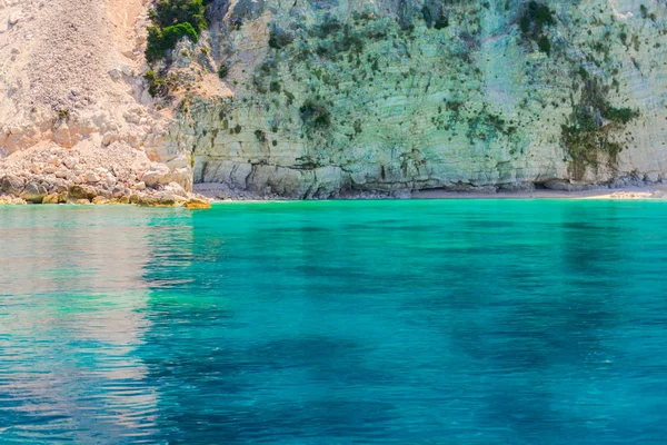 Pie Gran Acantilado Con Mar Azul Claro Alrededor —  Fotos de Stock