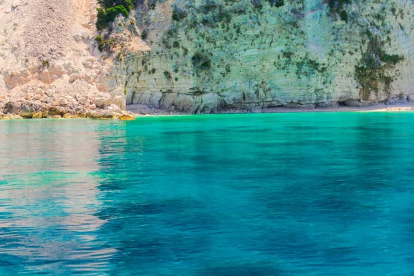 Pie Gran Acantilado Con Mar Azul Claro Alrededor —  Fotos de Stock