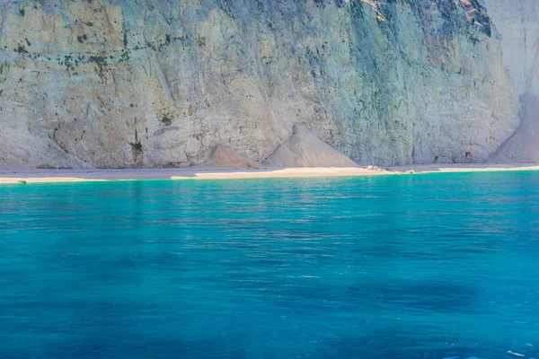 Pie Gran Acantilado Con Mar Azul Claro Alrededor — Foto de Stock