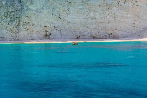 Pie Gran Acantilado Con Mar Azul Claro Alrededor —  Fotos de Stock