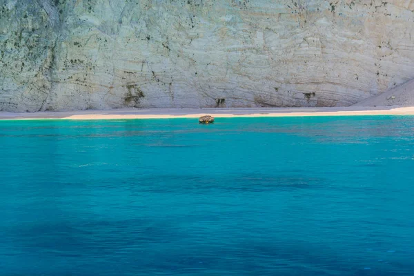 Pie Gran Acantilado Con Mar Azul Claro Alrededor —  Fotos de Stock