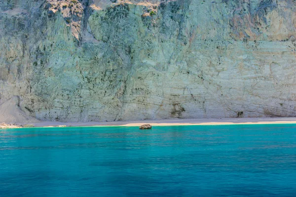 Pie Gran Acantilado Con Mar Azul Claro Alrededor —  Fotos de Stock