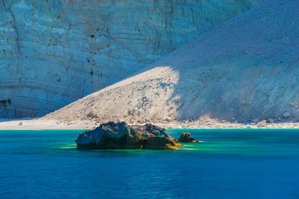 Büyük Uçurumun Dibinde Açık Mavi Denizi Çevresinde — Stok fotoğraf